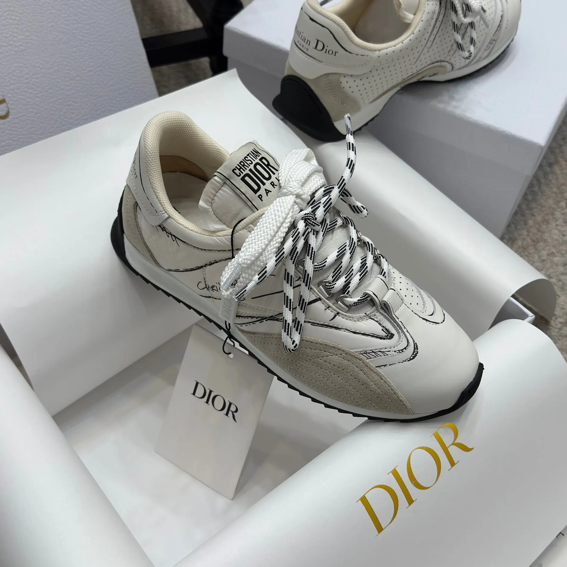 👟👟Ex-factory price 580👟👟 Original purchase and development 𝐂h𝐑𝐈𝐒𝐓𝐈𝐀𝐍 𝐃𝐈or This Dior Vibe Dior sneaker incorporates Dior's haute couture spirit and reinterprets the classic running shoes, moral training shoes. Forrest Gump shoes. Matched with Oblique Printed 3D printing technology reproduces the original fabric to create a contrasting modern style. The details are displayed with a 3D effect, and the iconic details of the logo decoration on the side and back are further embellished. It complements various casual or elegant items to create a modern look.  ✅The tongue is decorated with the Christian Dior PARIS Logo in 3 different colors and overlapping fabric lines. It is consistent with the original version. It is full of details. Welcome to compare and compare with the ordinary version on the market. ✅The original rubber TPU sole is decorated with the DIOR logo. The convex and concave rubber sole is decorated with the Christian Dior lucky star symbol. ✅Size: 35-40 (41 can be customized)